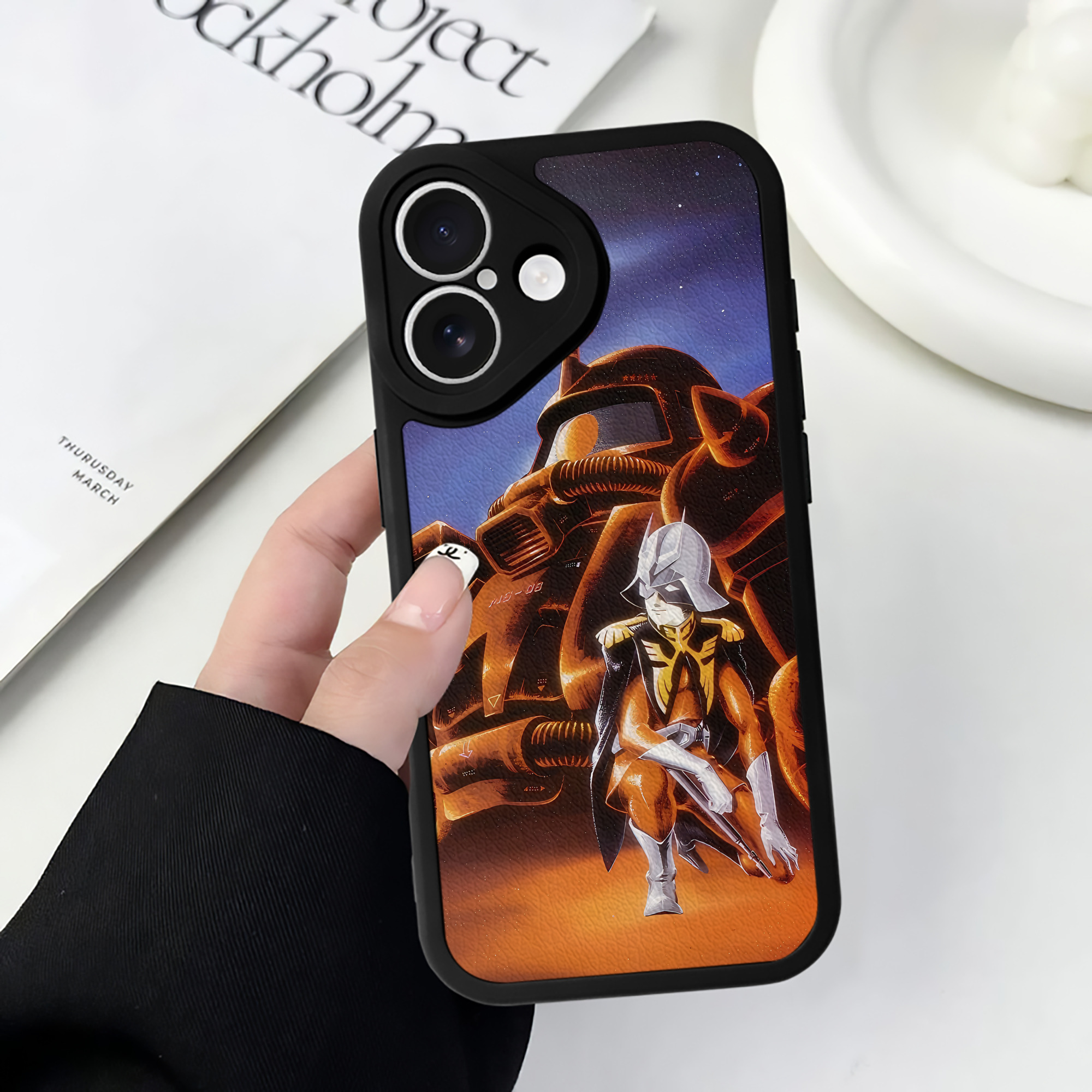 （画像用） 機動戦士ガンダム Mobile Suit Gundam 【iPhone 16シリーズ対応】シリコンスマホケース（レザー調） 材質：シリコン